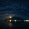 夜の桜島と月