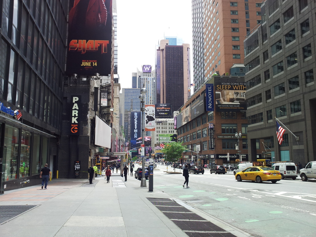 2019/06/14_ブロードウェイと53ストリート交差点から南方面を望む