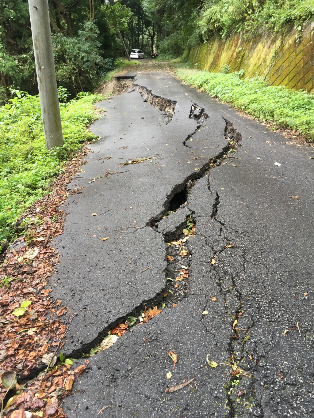 2019/10/14_崩落しかかっている林道