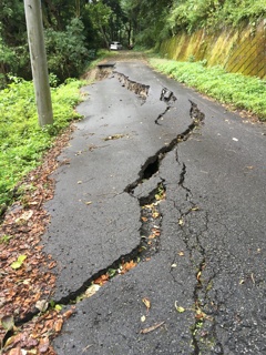 2019/10/14_崩落しかかっている林道