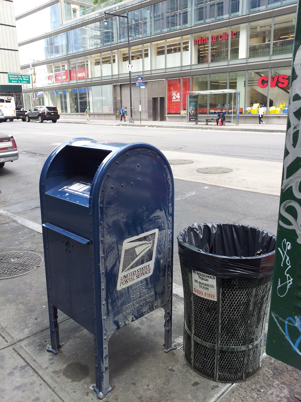2019/06/16_8番街と57ストリート交差点のポストやごみ箱