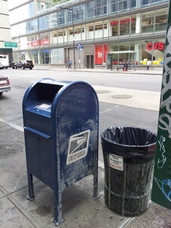 2019/06/16_8番街と57ストリート交差点のポストやごみ箱