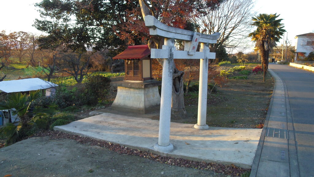 2012/12/09_畑の中の小さな社