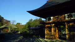 2012/12/24_広徳寺の門と大御堂