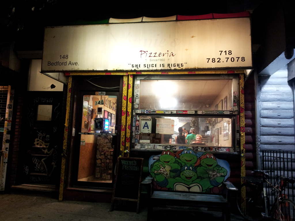 2019/06/16_夜のウィリアムズバーグのピザ店
