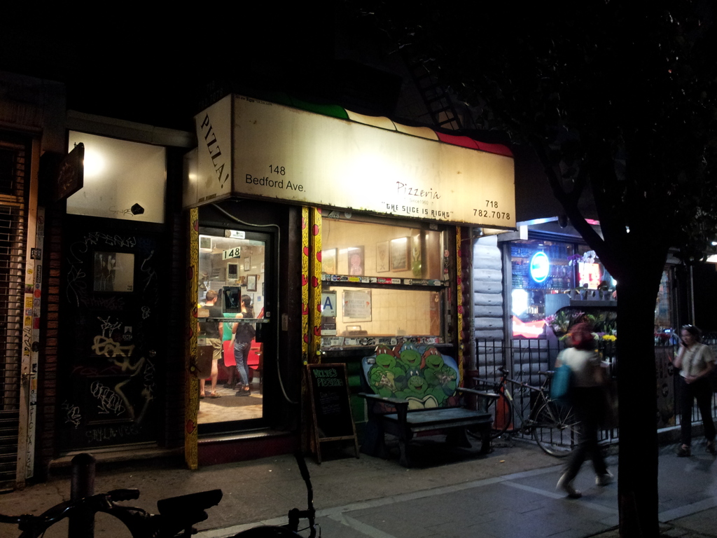 2019/06/16_夜のウィリアムズバーグのピザ店