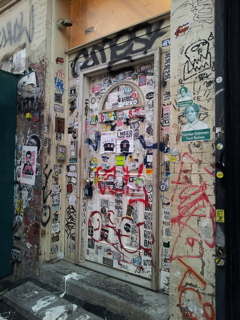 2019/06/16_北7ストリートのステッカーだらけのドア