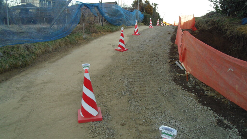 2013/01/27_畑の中の道は工事中