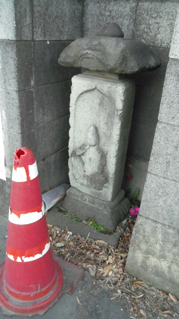 2013/02/10_塀に収まった石碑