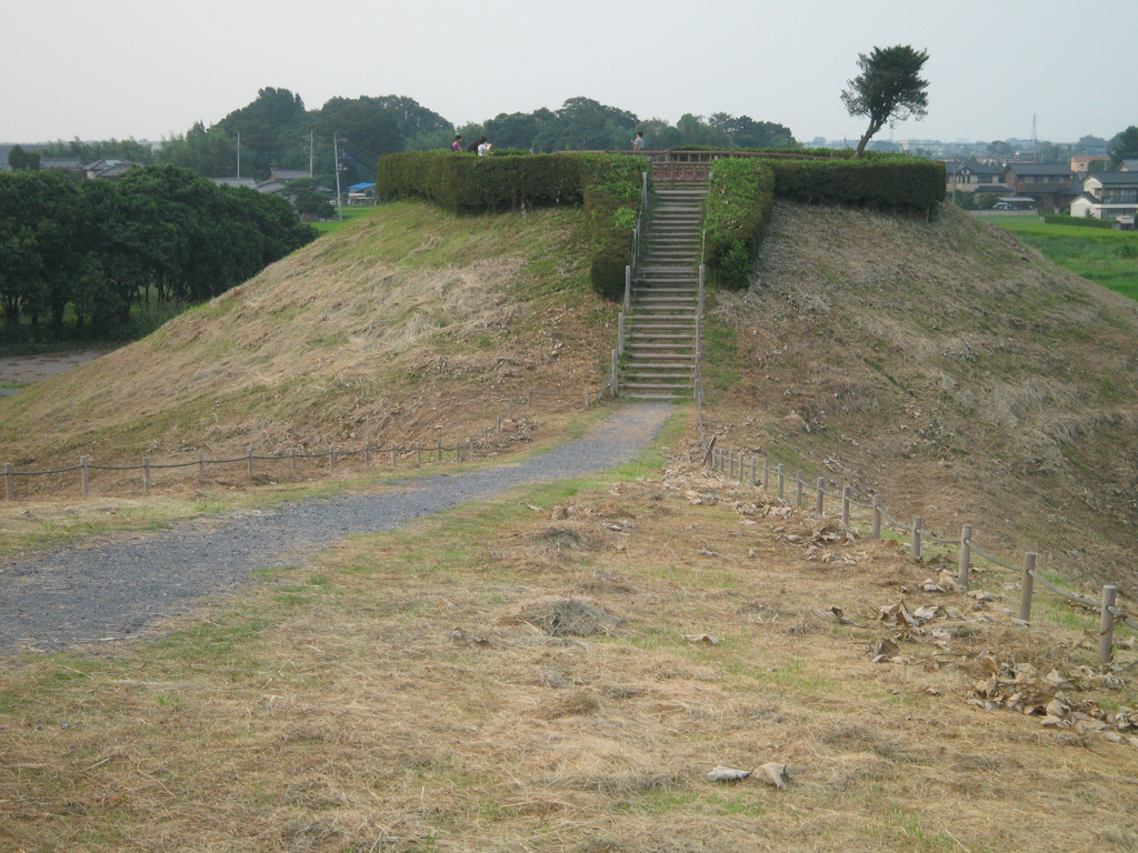 2009/08/22_さきたま古墳公園 稲荷山古墳の前方部から後円部を望む