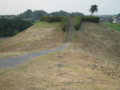 2009/08/22_さきたま古墳公園 稲荷山古墳の前方部から後円部を望む
