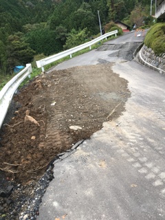 2019/10/19_崩落しかかっている林道