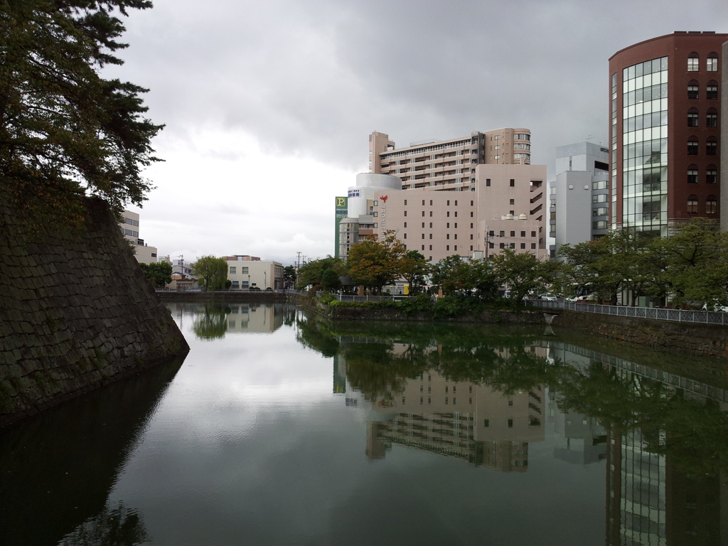 2019/09/24_福井城址 内堀に雲
