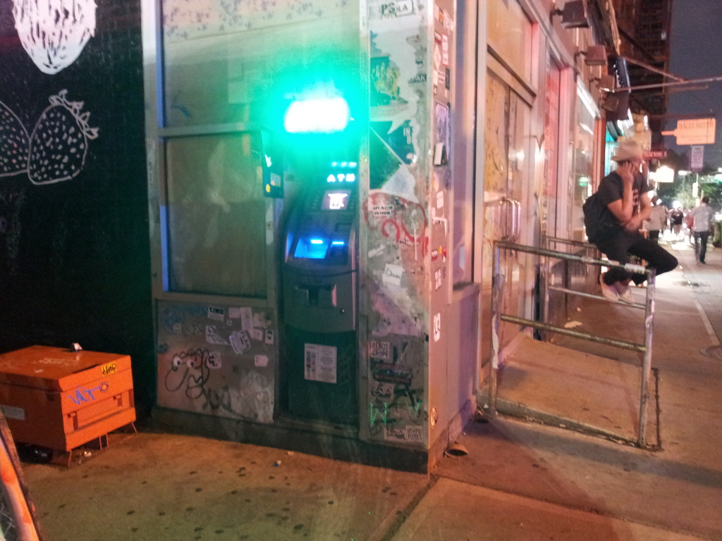 2019/06/16_夜のウィリアムズバーグの街角ATM