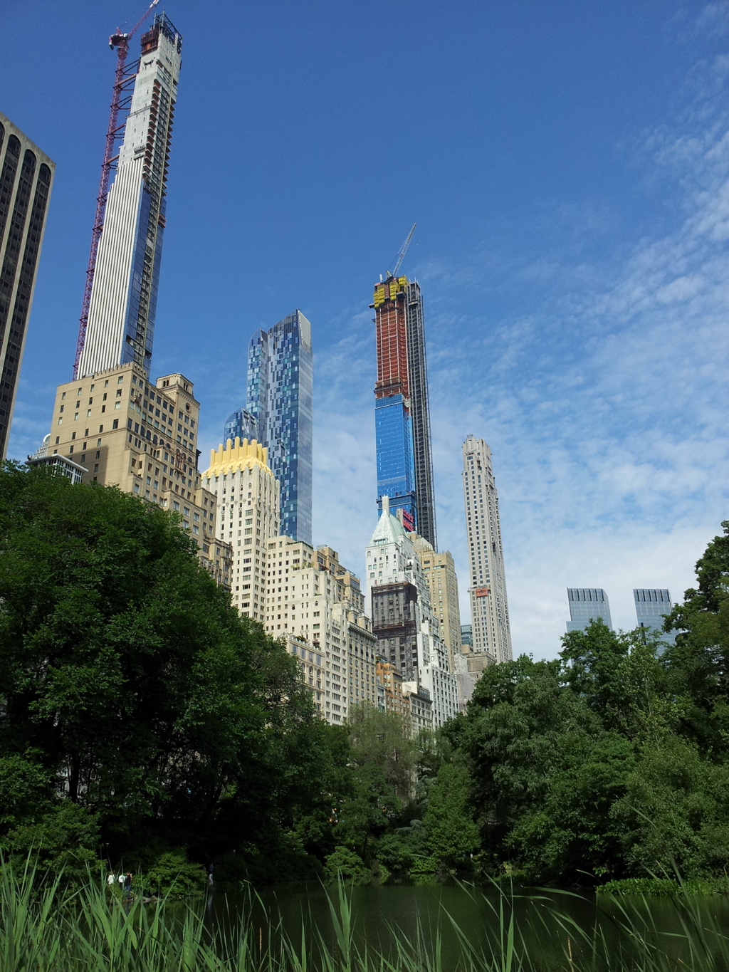 2019/06/16_セントラル・パーク ザ・ポンドと建設中の細長ビル