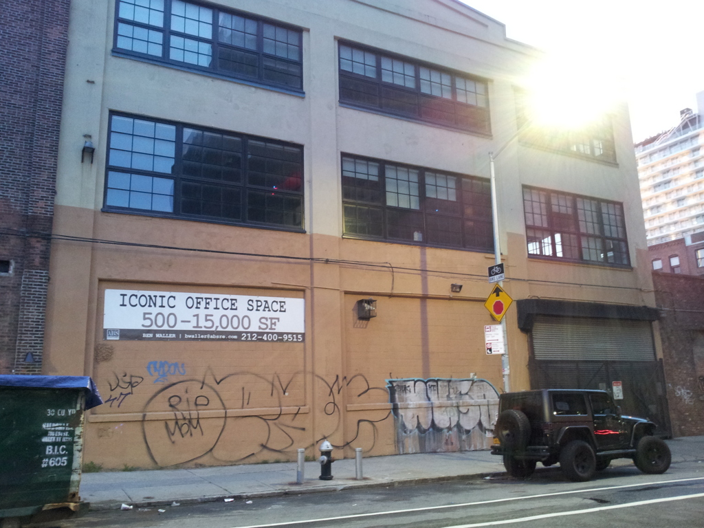 2019/06/16_給水塔と煙突のあるビル