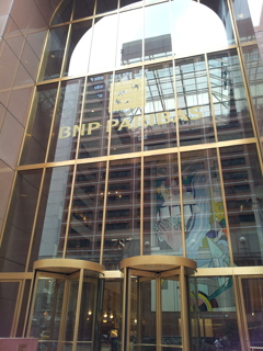 2019/06/16_7番街と52ストリート交差点のBNPパリバ
