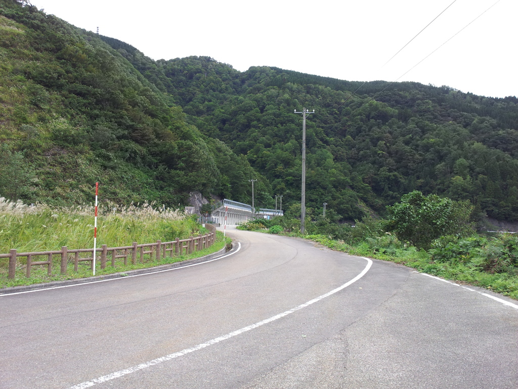 2019/09/23_利賀ダム建設地展望所から国道471号を望む