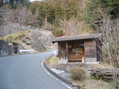 2012/03/20_椚平のバス停あるいは休憩所?