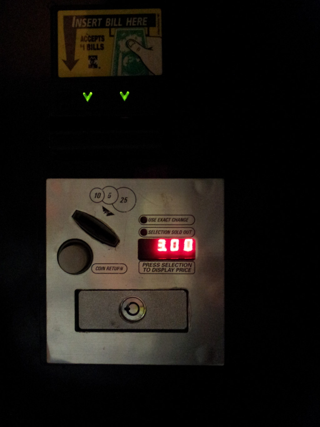 2019/06/15_宿の飲料自販機にて購入中