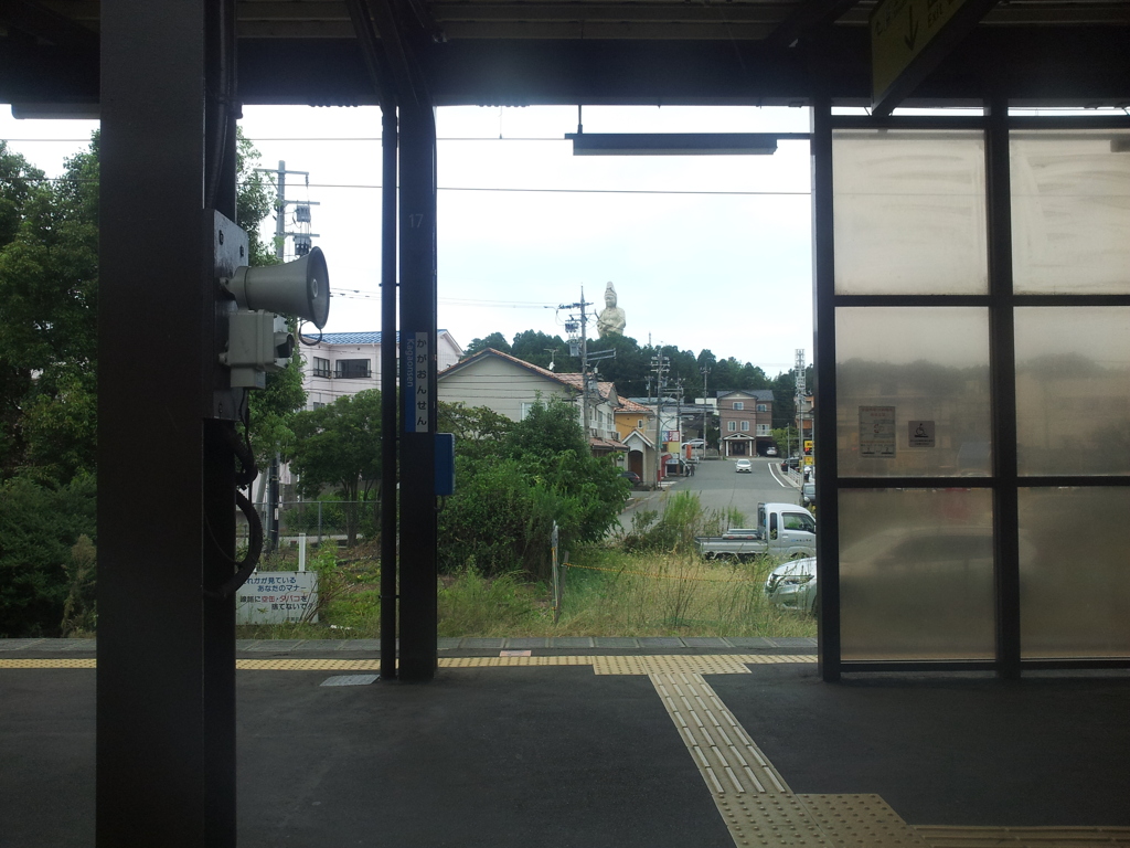 2019/09/24_加賀温泉駅にてサンダーバードから加賀大観音を望む