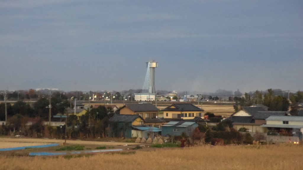 2013/12/08_さきたま古墳公園から古代蓮の里のタワーを望む