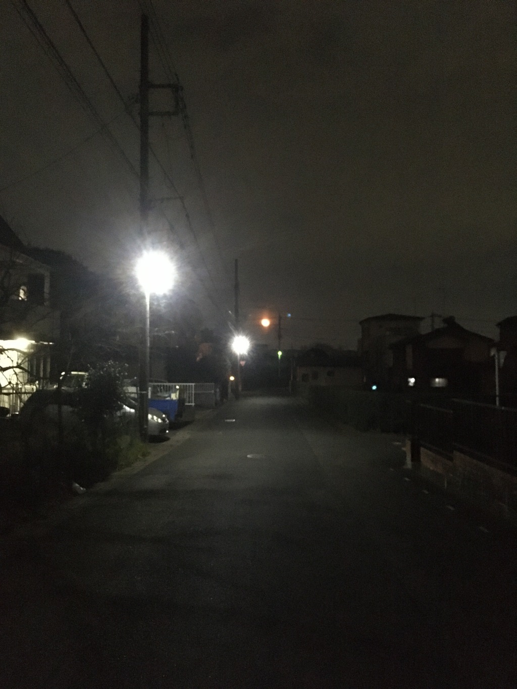 2020/01/13_道の向こうに低い月