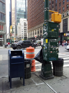 2019/06/16_8番街と57ストリート交差点のポストやごみ箱