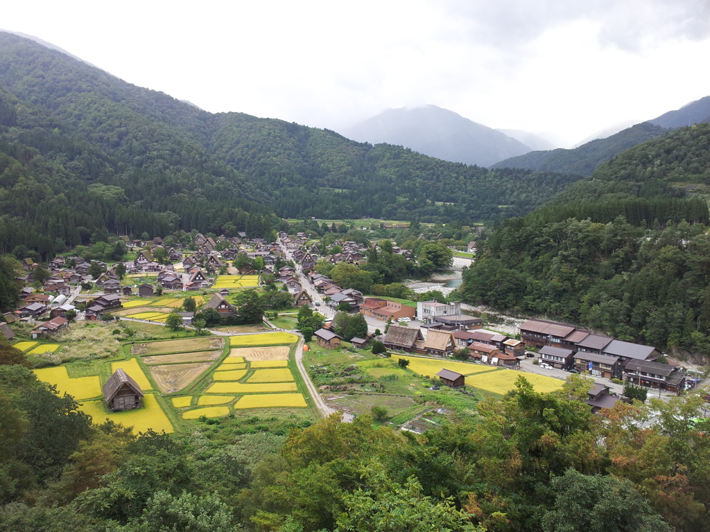 2019/09/23_天守閣展望台から白川郷合掌造り集落を望む