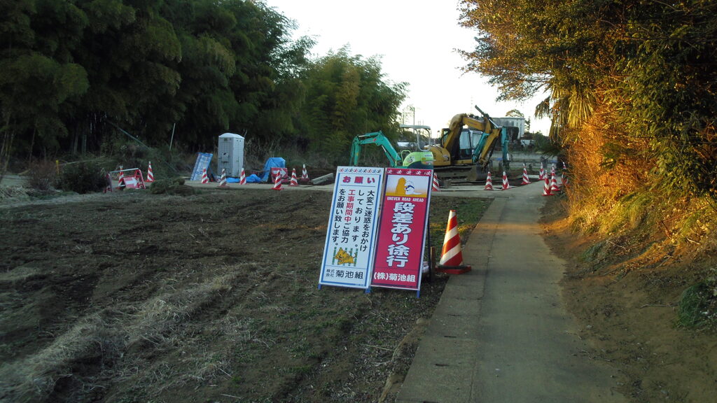 2013/01/27_畑の中の道は工事中
