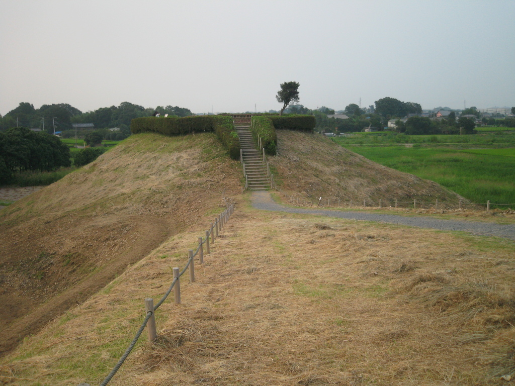 2009/08/22_さきたま古墳公園 稲荷山古墳の前方部から後円部を望む