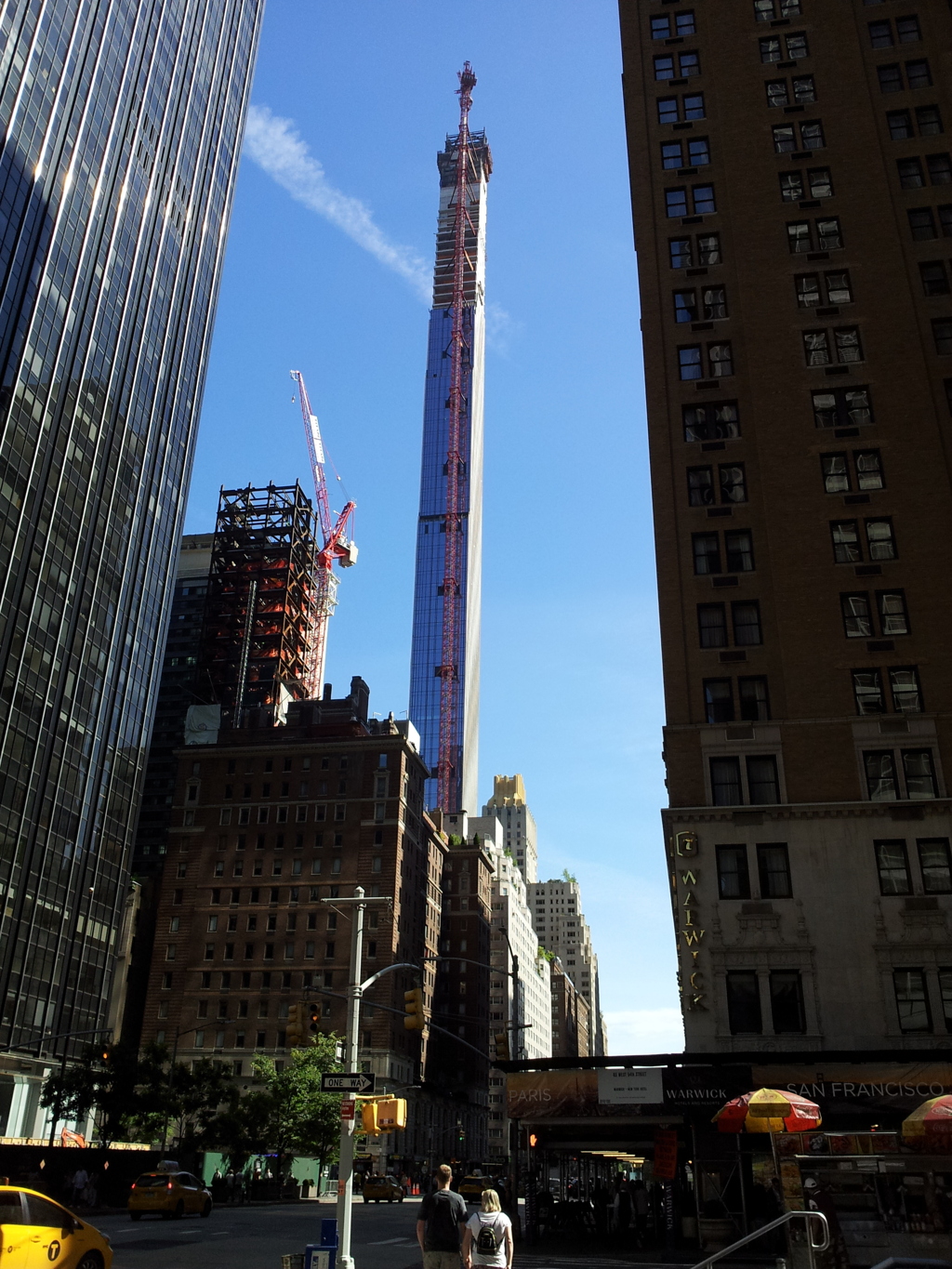 2019/06/15_6番街と55ストリート交差点から建設中の細長ビルを望む
