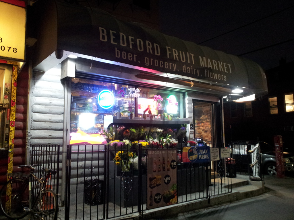 2019/06/16_夜のウィリアムズバーグの果物店