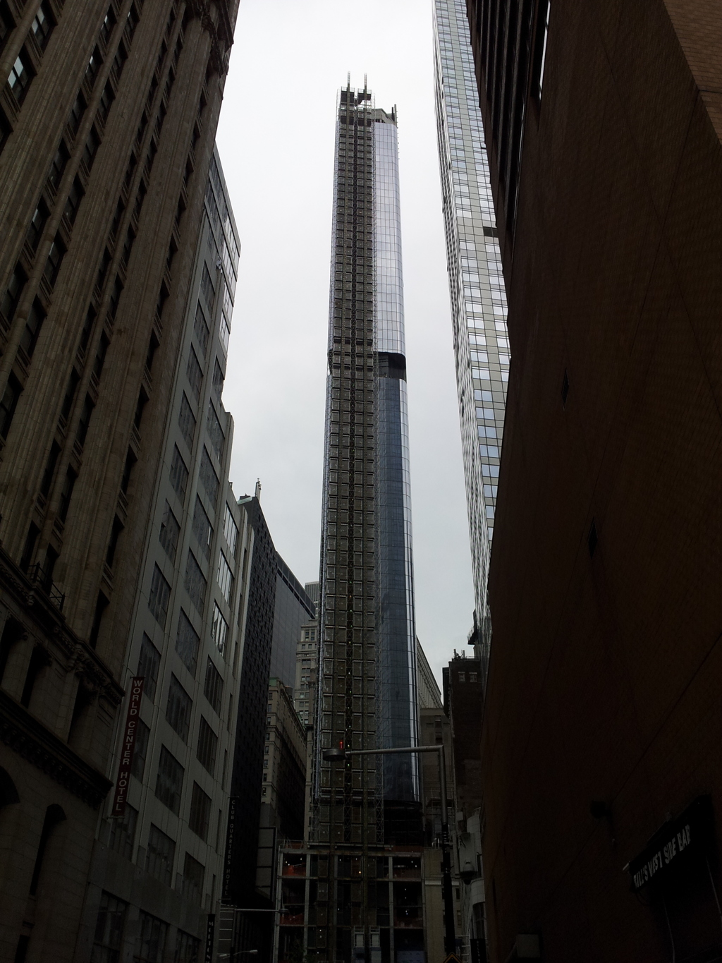 2019/06/16_ウェスト・ストリートから建設中の細長ビル