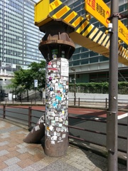 2019/08/14_ステッカーだらけの柱