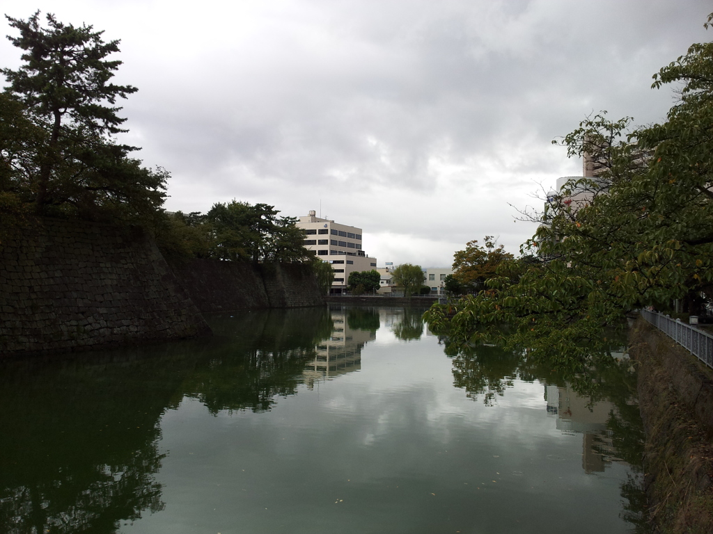 2019/09/24_福井城址 内堀に雲
