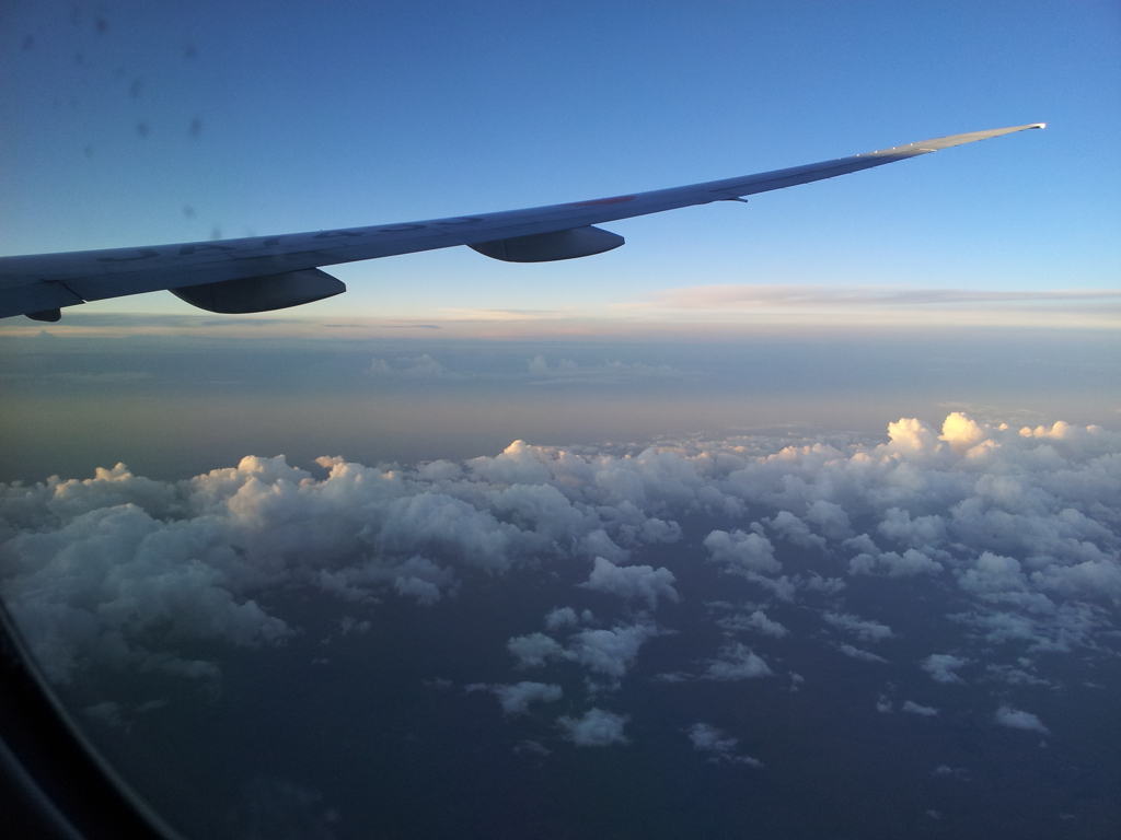 2019/06/14_機窓風景 朝日に照らされる雲