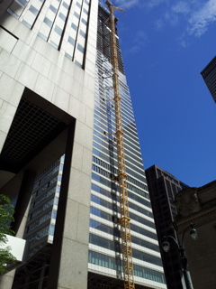 2019/06/15_パーシング・スクエアから建設中のビルを望む