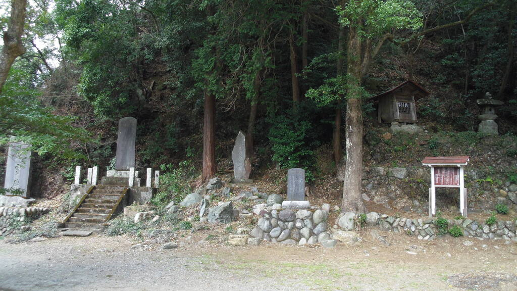 2013/03/20_梅園神社の石碑群と境内社