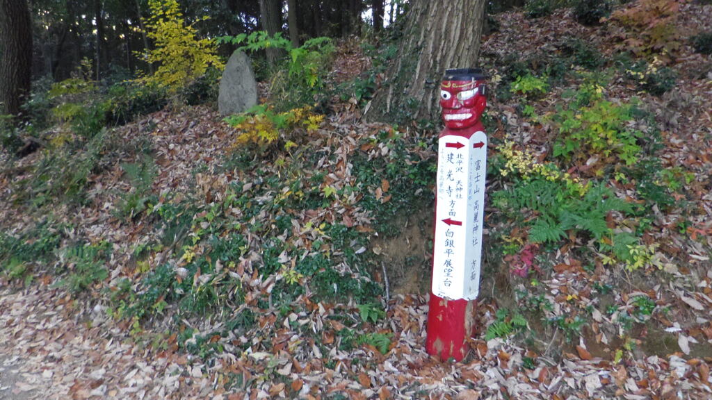 2013/12/07_白銀平への道の石碑とチャンスン道標