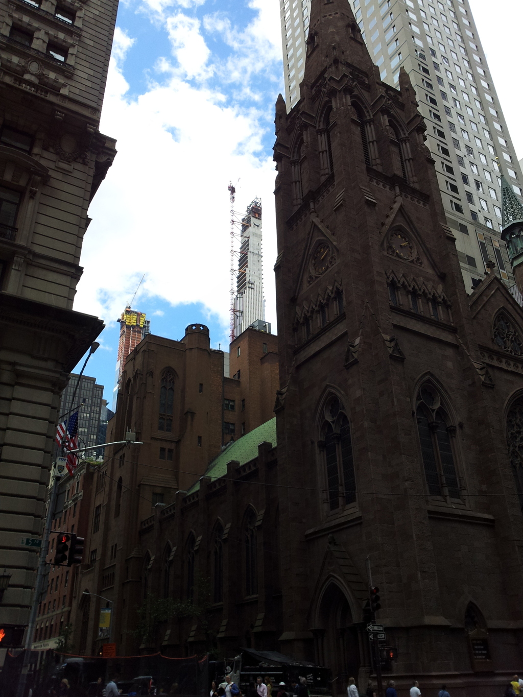 2019/06/14_5番街の長老派教会と建設中の細長いビル