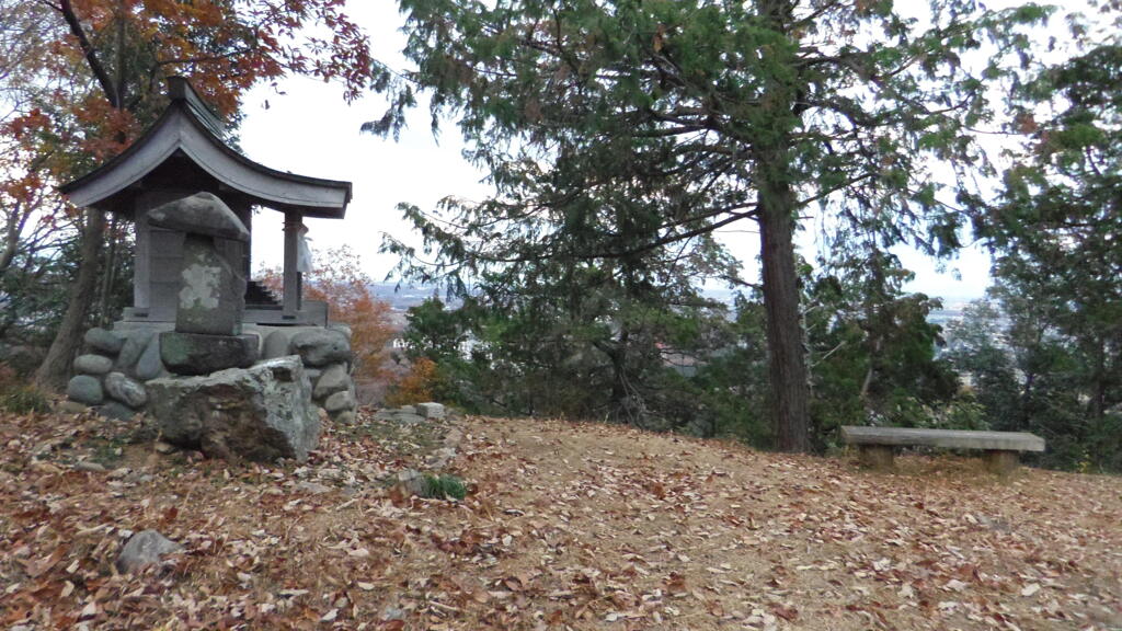 2013/12/07_富士山山頂の社とベンチ