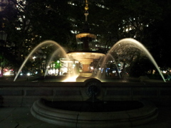 2019/06/15_夜の市庁舎公園の噴水