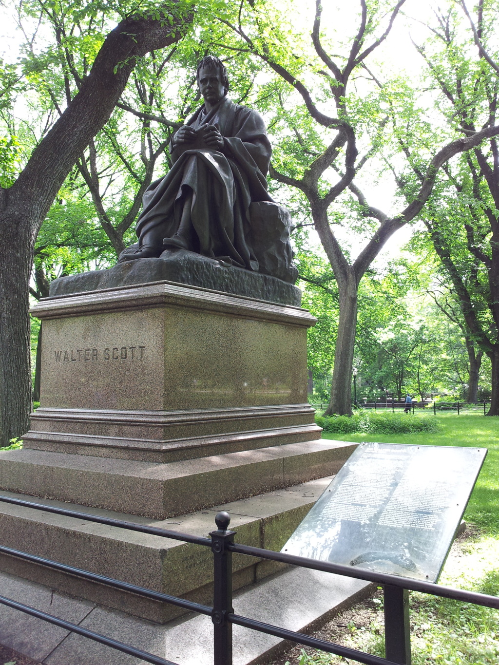 2019/06/16_セントラル・パーク ザ・モールのウォルター・スコット像