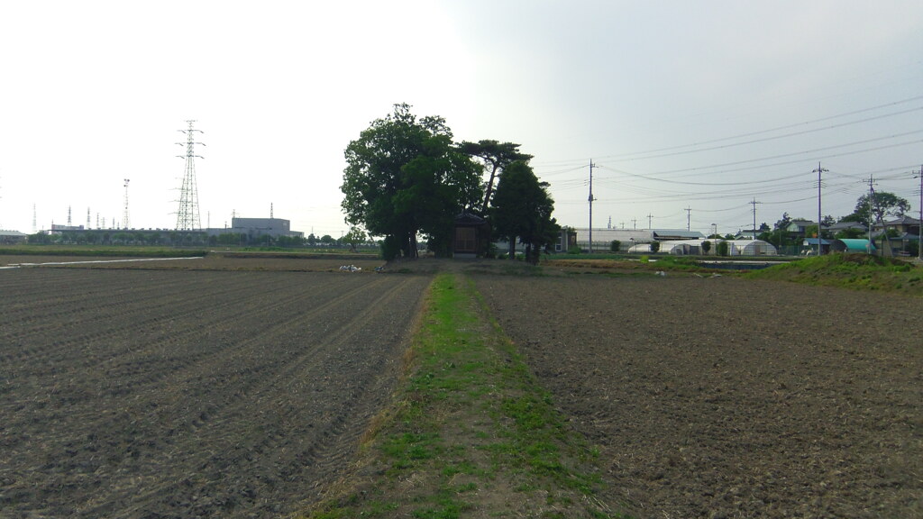 2013/05/26_田畑の中の神社