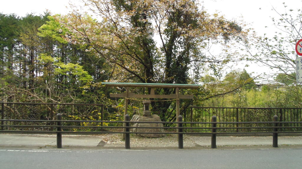 2013/04/14_路傍の社