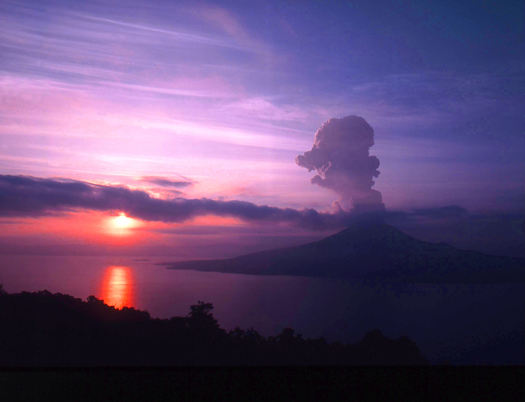 桜島噴煙と朝日