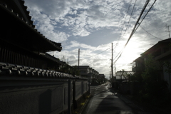 雨上がりの路上