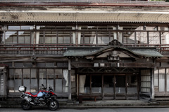 オートバイと古旅館