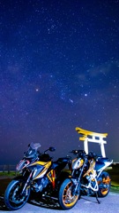 バイクと鳥居と星空